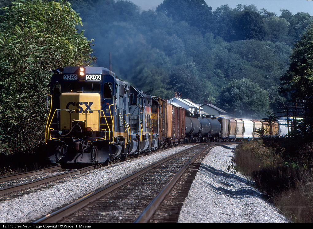 Железная дорога на английском. CSX Railroad. Поезда Америки CSX. Интересный поезд США. Американские поезда квадратные.